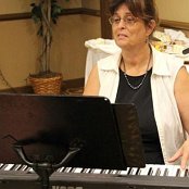        We had live music (Laurie Turley: vocals and keyboard)